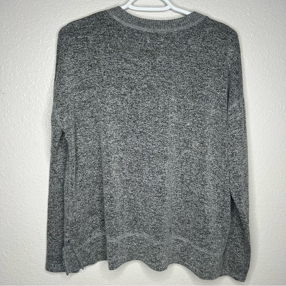 Women’s gray crewneck, long sleeve shirt - Picture 6 of 7